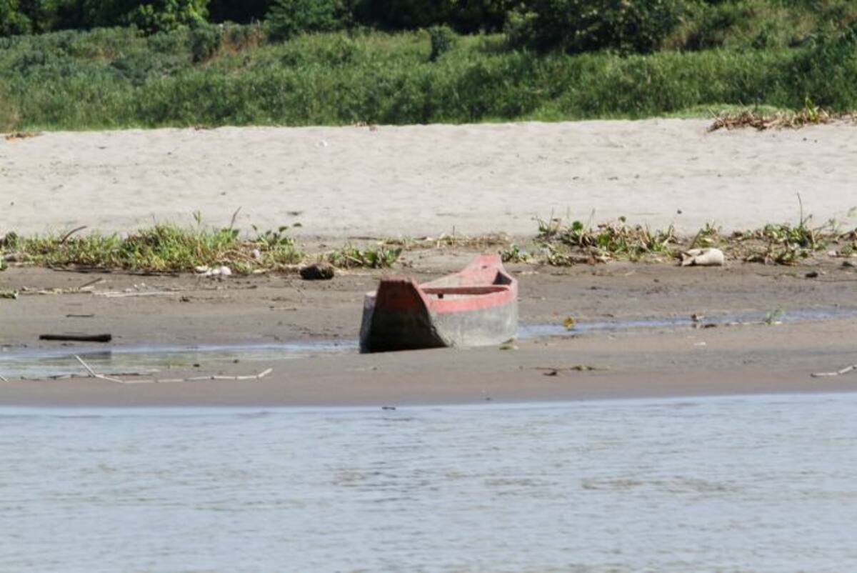 Canoas encalladas es el paisaje del río en Calamar, al norte de Bolívar. //JULIO CASTAÑO-EL UNIVERSAL.