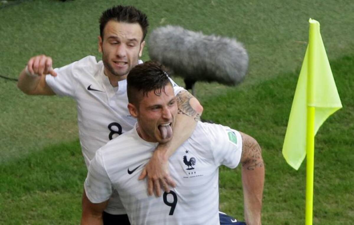 Mathieu Valbuena celebra un gol con Giroud en la selección francesa. AP Sergei Grits