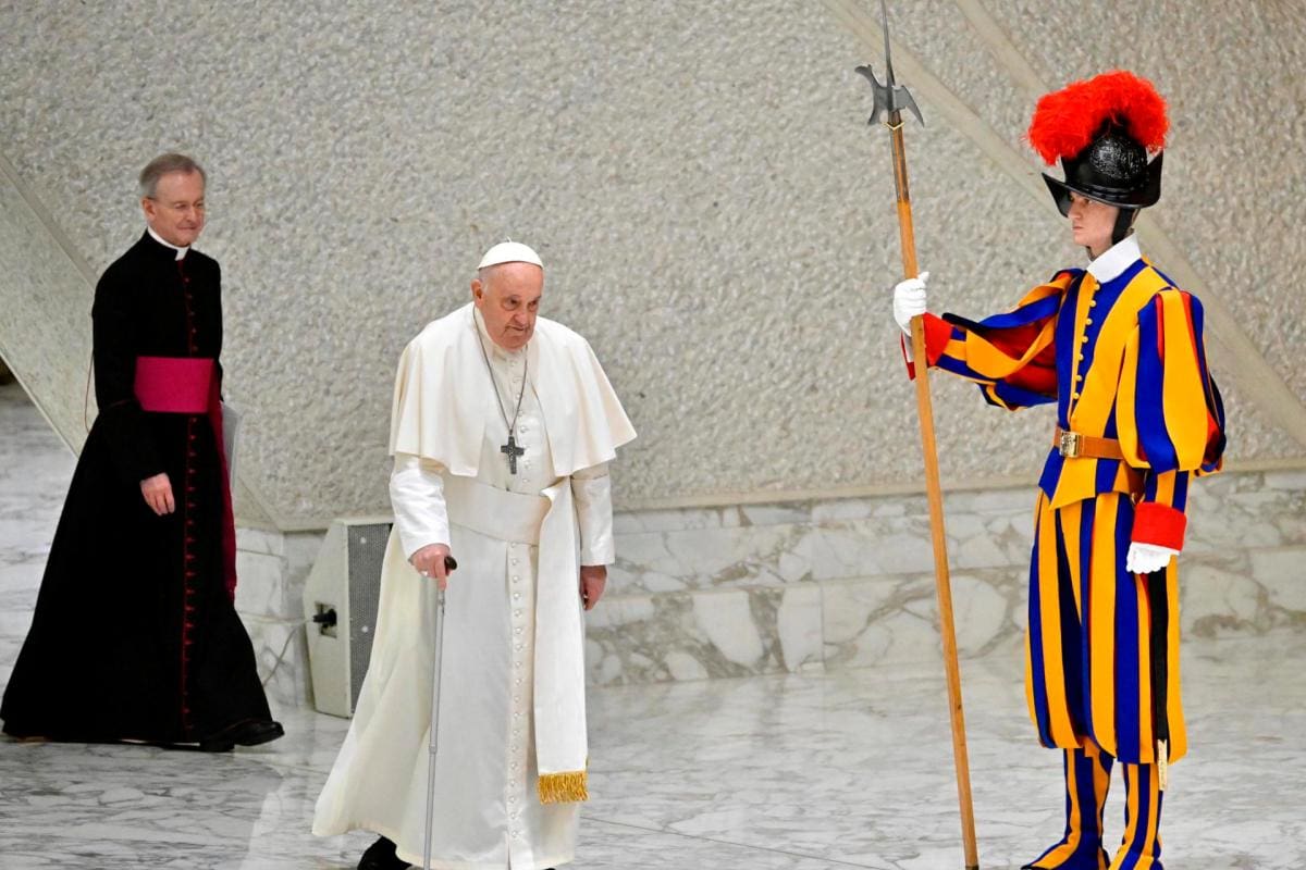 El viacrucis del papa ante la locura de la guerra y la violencia contra las mujeres