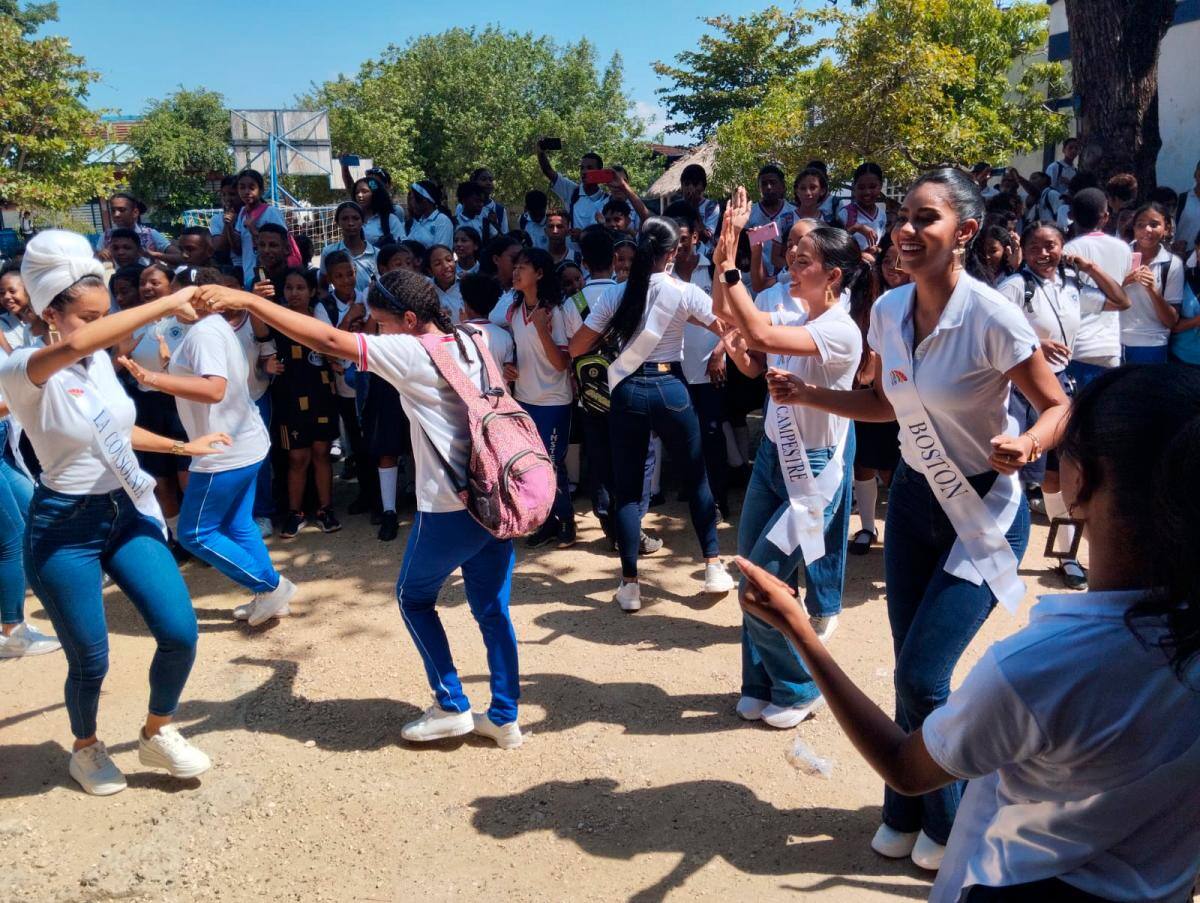 Las candidatas al Reinado de La Independencia bailan con los estudiantes en Bayunca.