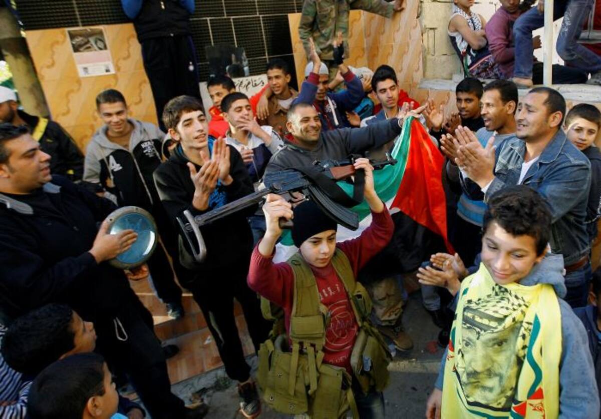 Palestinos celebran la muerte de Ariel Sharon. AP
