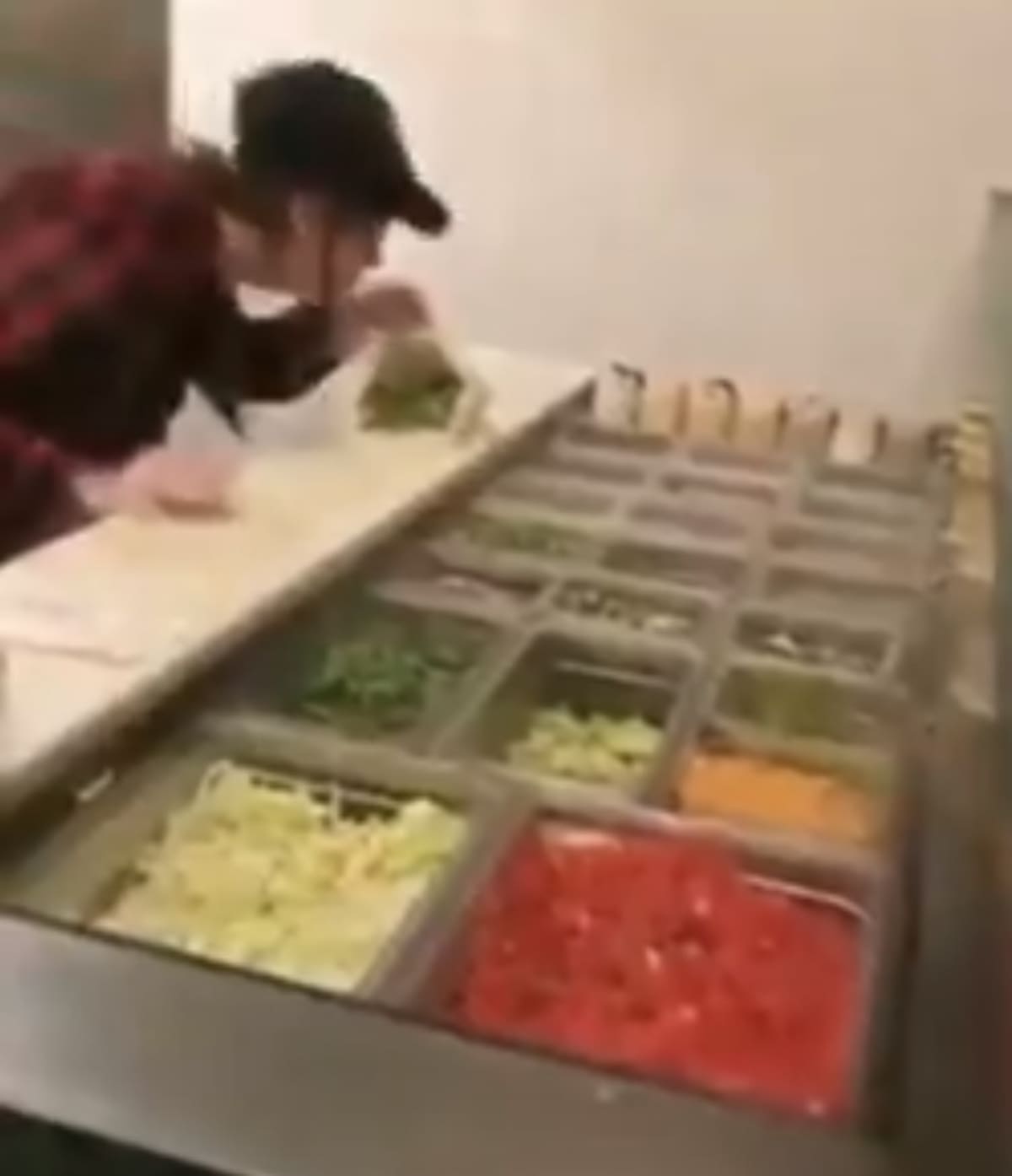 Empleada de Pita Pit escupiendo el pedido de una clienta Twitter- Internet