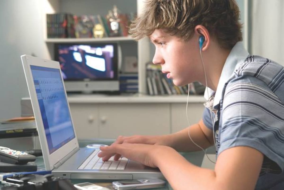 “A través del teléfono inteligente le puede llegar al niño o al joven la misma información que le llega por la pantalla del televisor. Y además de eso le compramos videojuegos basados en la pornografía, el delito y la violencia. Esas tres pantallas, televisor, teléfono y computador no son fáciles de controlar; es mejor criar hijos críticos al respecto”.