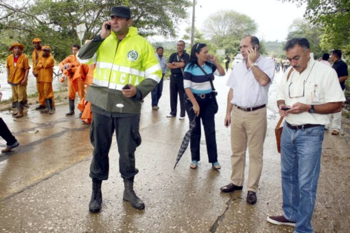 El gobernador de Sucre, Jorge Barraza Farak, así como personal de Policía de Carreteras, Invías, Atención y Prevención de Desastres, Cruz Roja Colombiana y Defensa Civil se hicieron presentes en el lugar y de inmediato empezaron las gestiones para buscar una solución a la tragedia invernal.