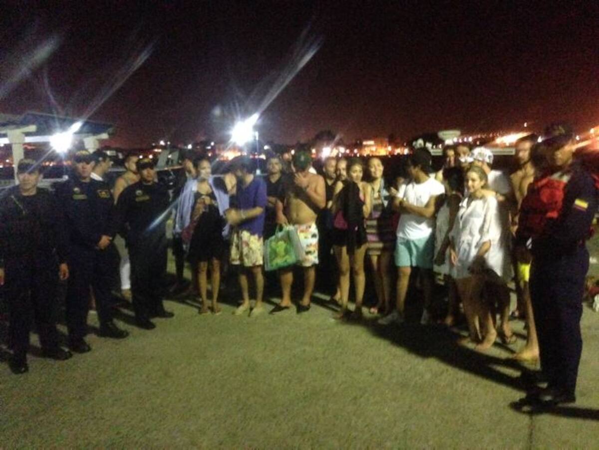 Las personas fueron llevadas hasta la estación de Guardacostas. CORTESÍA