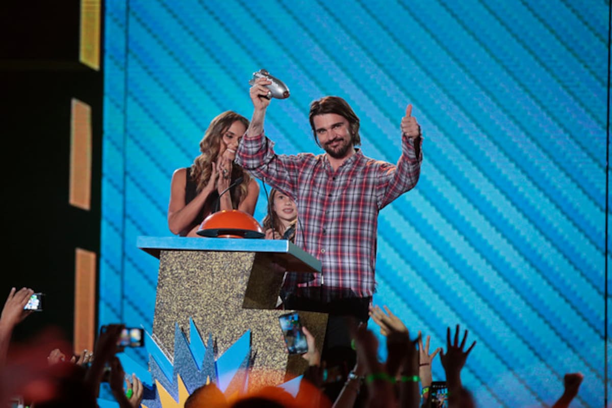 Juanes junto a su familia recibiendo el reconocimiento por la Fundación Mi Sangre. COLPRENSA
