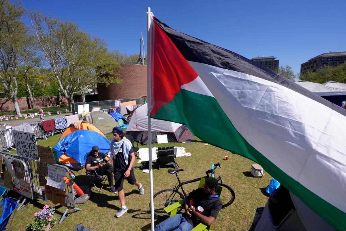 Arrestan a 33 personas en acampado propalestino en universidad en Washington