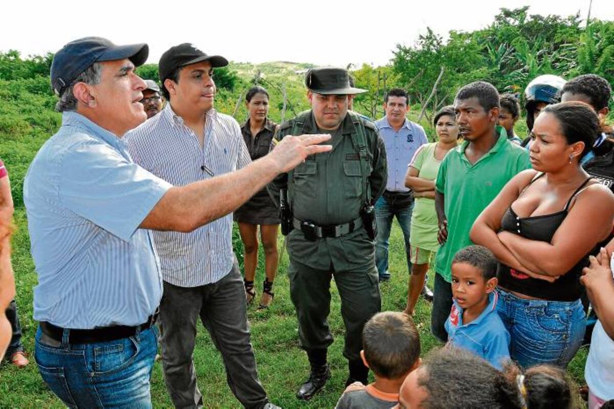 El alcalde Jairo Fernández se reunió con el grupo de personas que está invadiendo el predio.