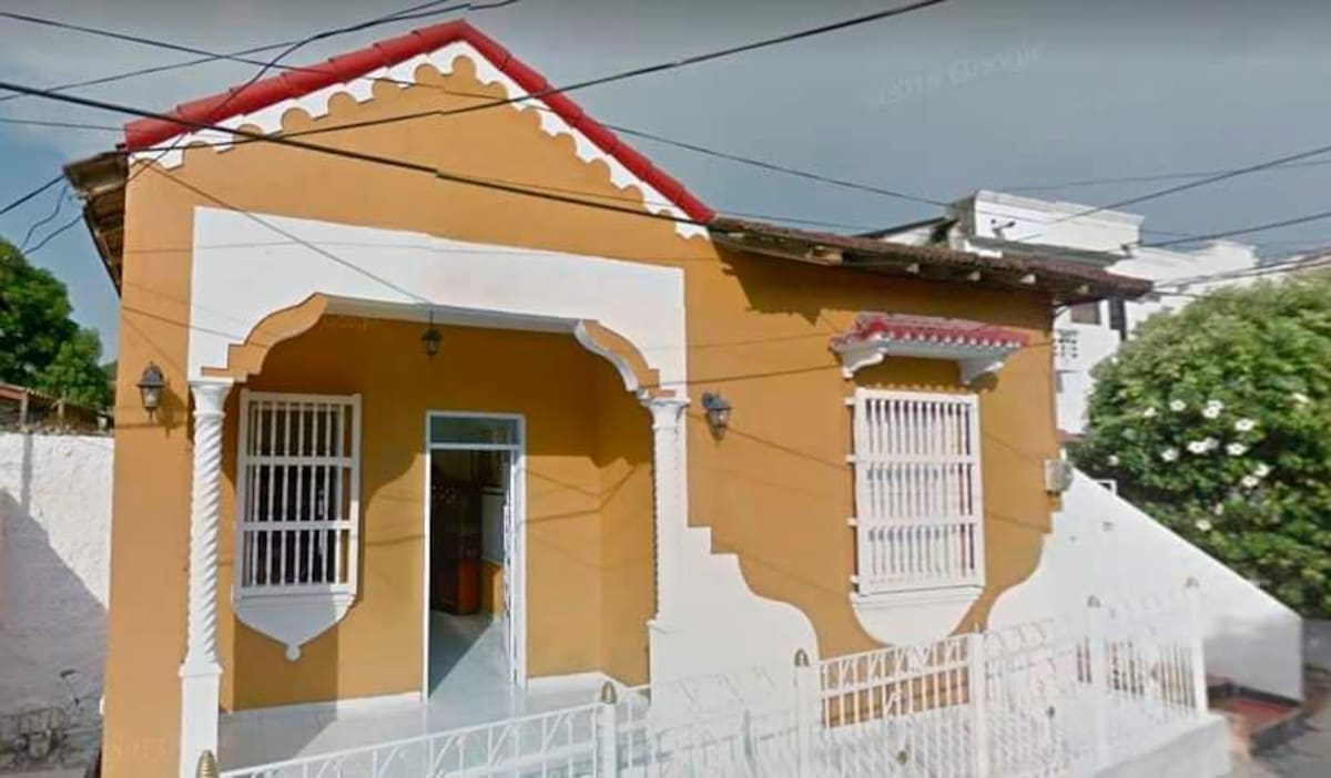 En la actual casa de la familia Banderas, ubicada en la Calle 29 F o callejón Santa Teresa - callejón de Los Sapitos, vivió por un tiempo Gabriel García Márquez en su juventud.