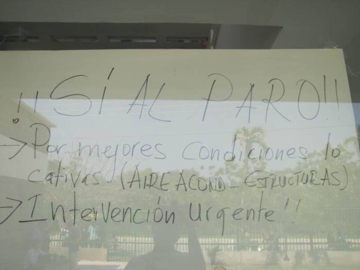 Estos son algunos de los carteles con los que manifiestan su inconformismo. DANIELA BUELVAS - EL UNIVERSAL