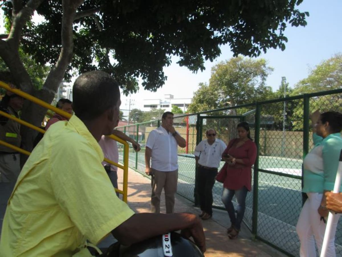 Aspecto de la visita al Parque Román por parte del director del Ider, Gustavo Buendía, y de otros funcionarios. en la mañana y otro en la tarde. PEDRO TORRES - EL UNIVERSAL