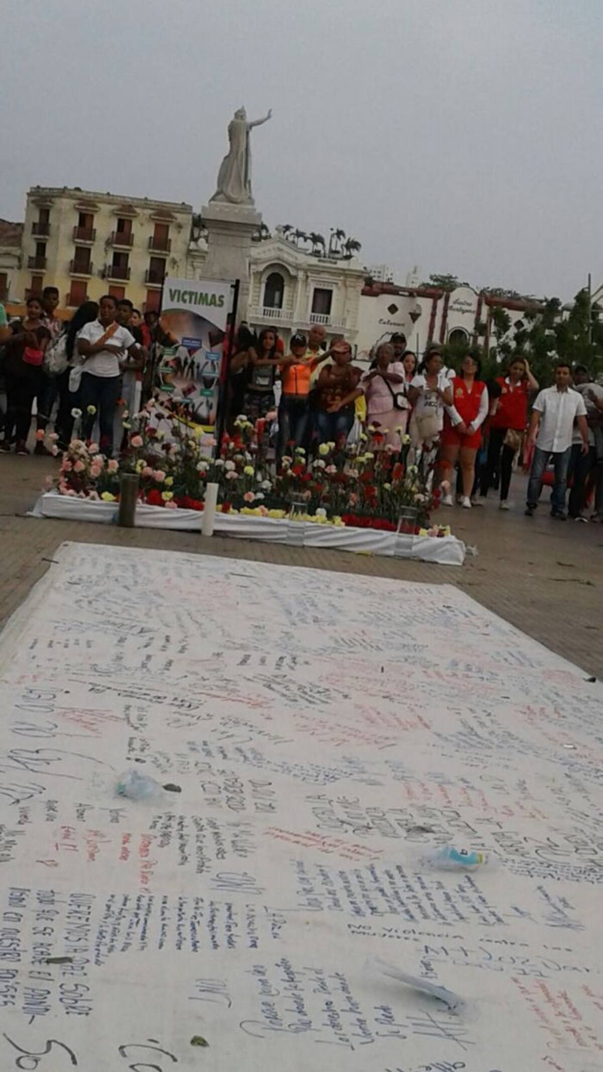 Lienzo donde los asistentes escribieron sus ideas y mensajes alrededor del lema “La Paz que Quiero”. Cortesía.