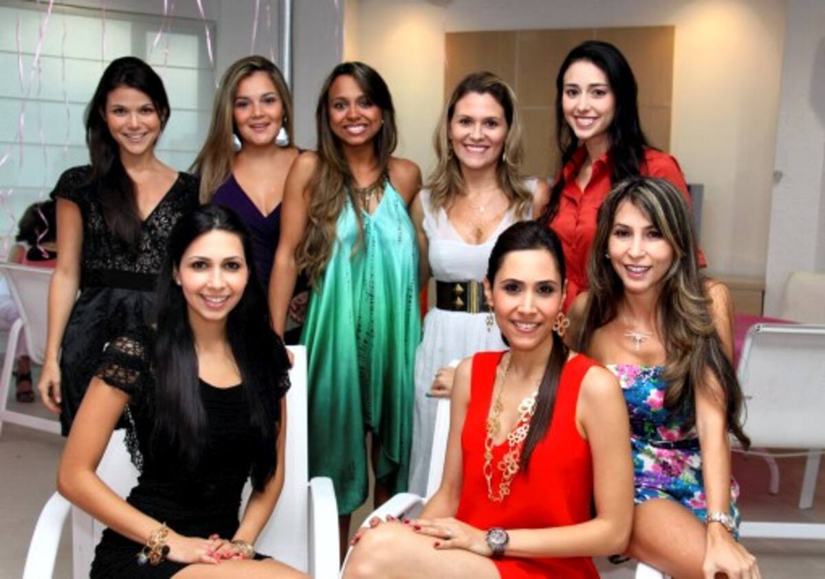 De pie: Cristina Araújo, Lourdes Pérez de Diazgranados, Leyla Yidios, Karen Diazgranados y Catalina Angulo; sentadas: Daniela Caballero Char; la agasajada, Natalia Caballero Char; y Pilar Ordóñez. fotos MARUJA PARRA/EL UNIVERSAL/