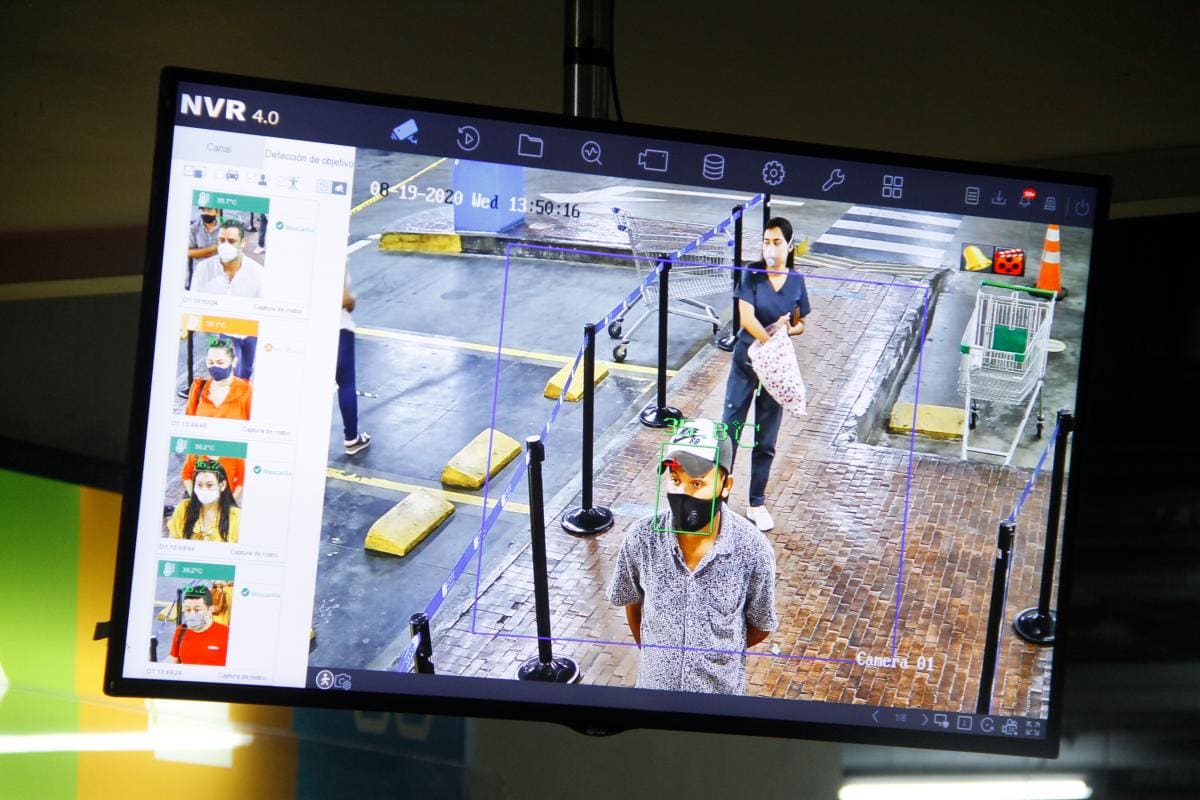 Detección de temperatura, entrada de Caribe Plaza.//Foto: Luis Eduardo Herrán - El Universal.