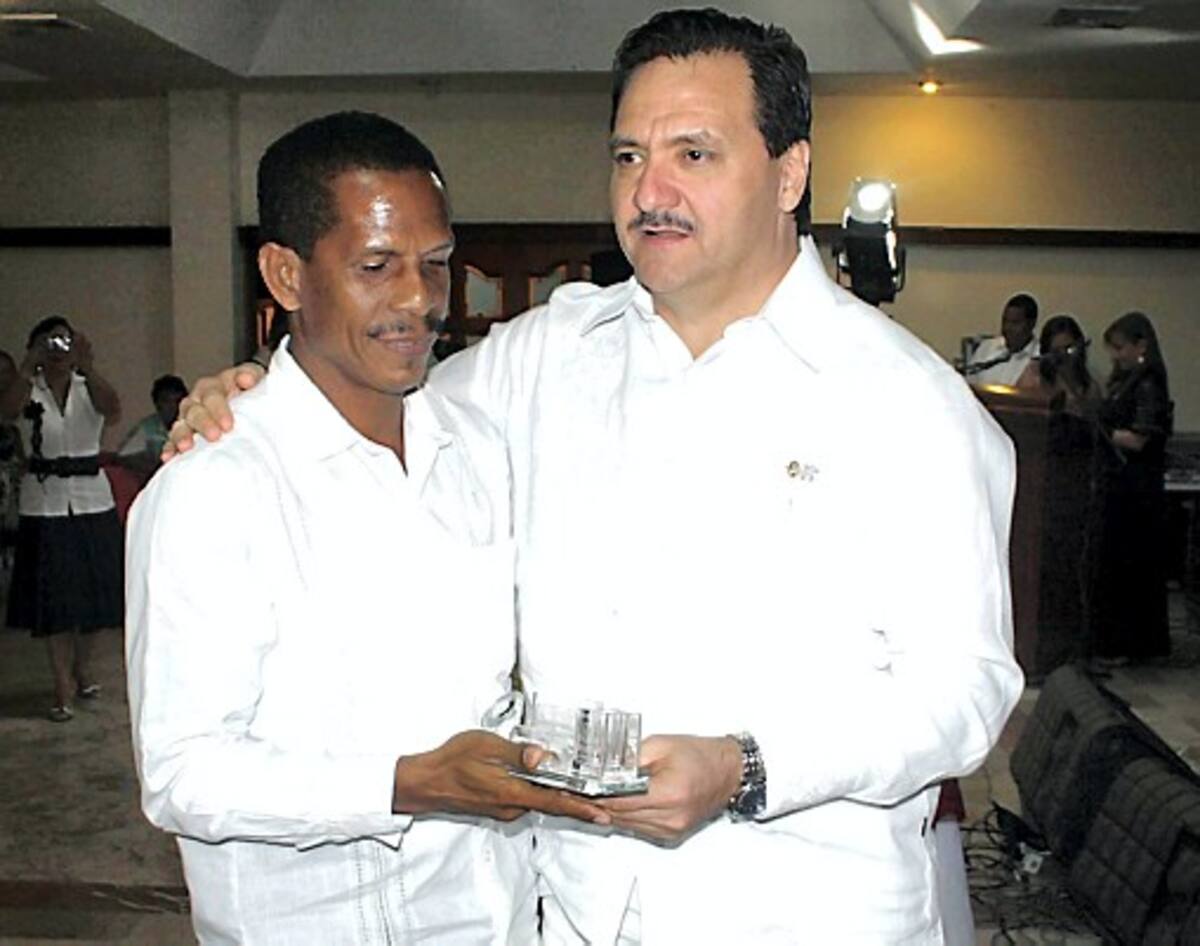 Oswaldo Rocha recibió el galardón elaborado para el mejor reportero gráfico del concurso.