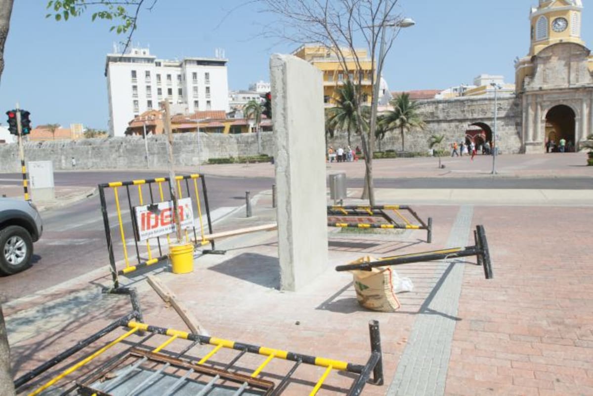 Este pedestal tenía una placa en mármol con los nombres de los mártires fusilados. La placa se cayó y partió, luego duró semanas en el piso sin dolientes que la recogieran. Julio Castaño