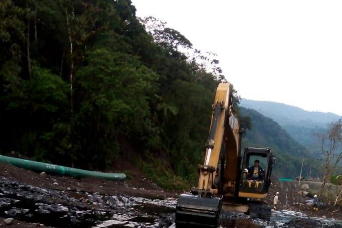 Una roca cae y rompe oleoducto privado en Ecuador