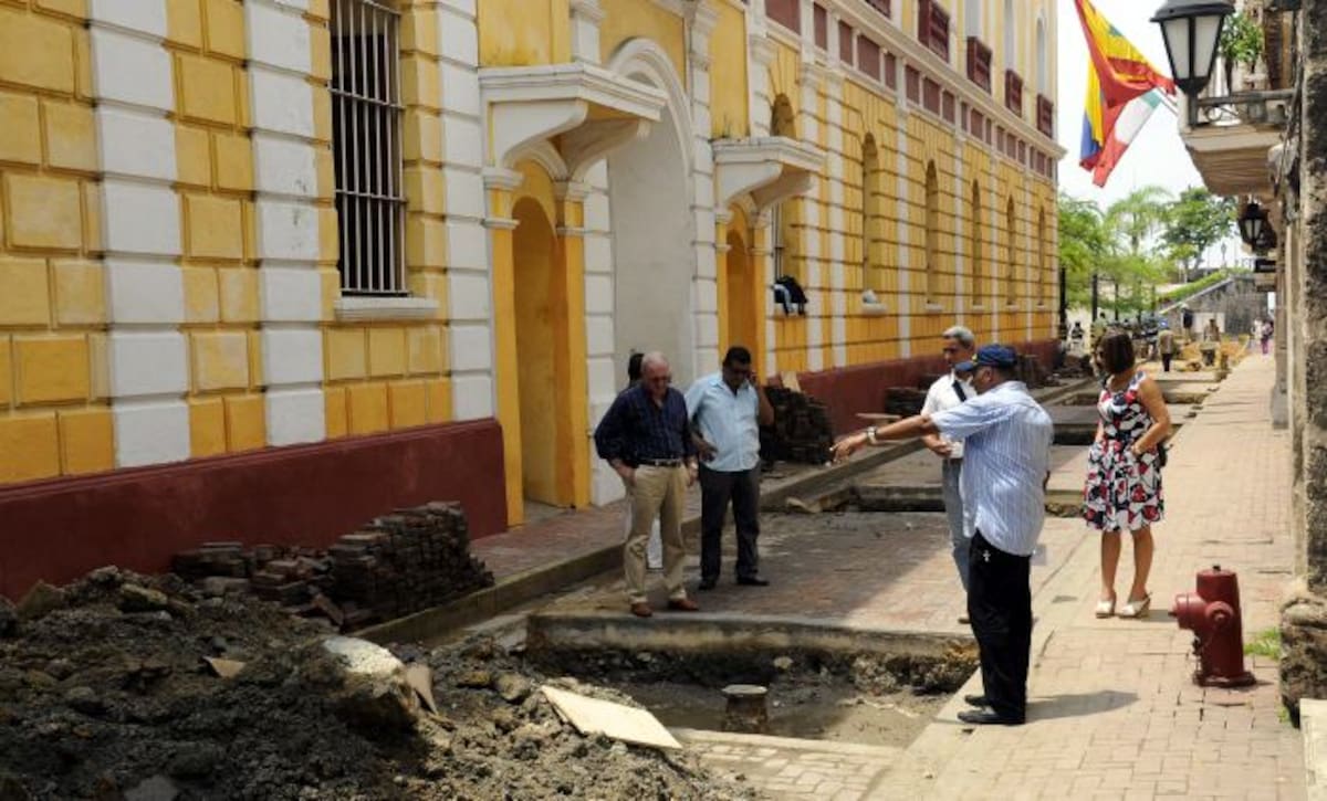 El secretario de Infraestructura (camisa azul turquí) durante la inspección de los avances. CORTESÍA