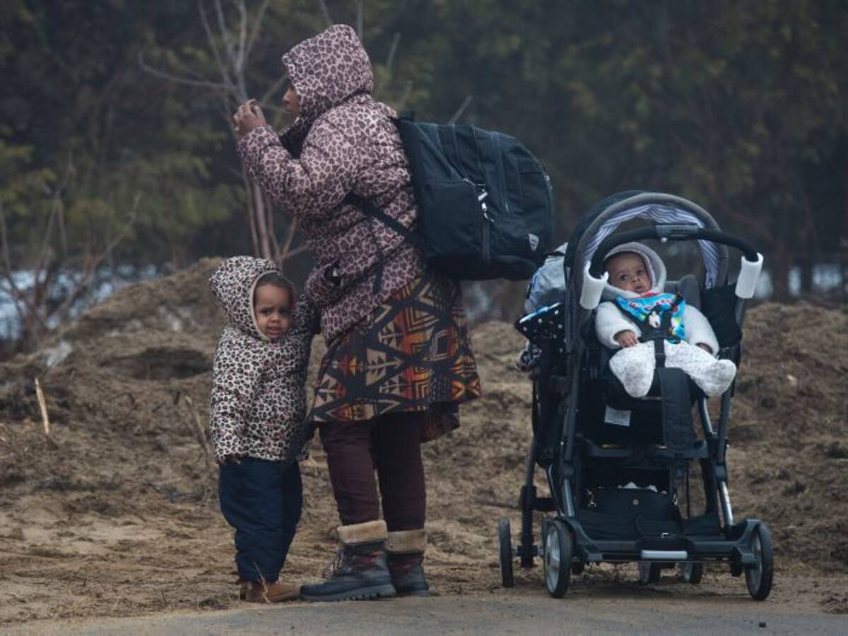 En menos de dos días esta semana, más de 70 personas franquearon la frontera entre Estados Unidos y Canadá, a veces en plena noche, según un conteo de la AFP y agentes locales. AFP DON EMMERT