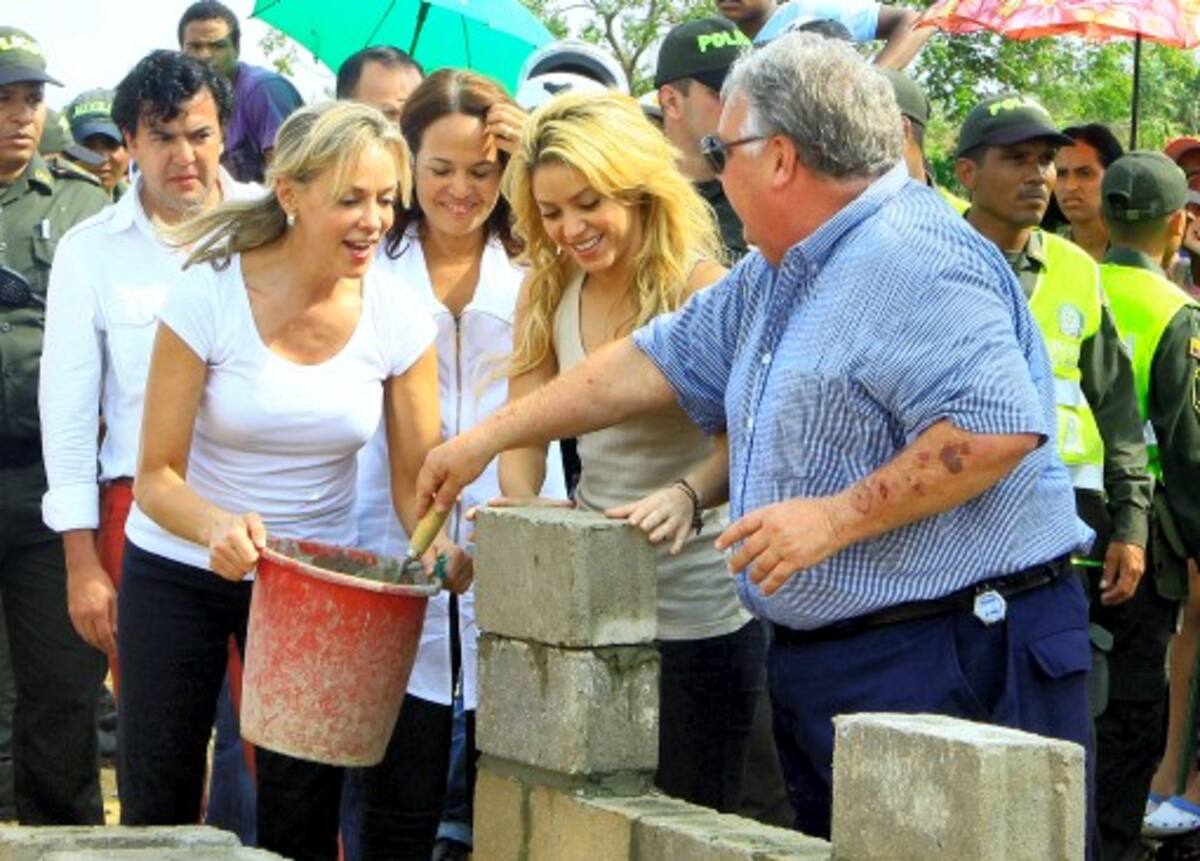 Shakira adhirió el primer ladrillo junto al filántropo Howard Buffet, la directora dela Fundación Pies Descalzos, y la alcaldesa de Cartagena, Judith Pinedo Flórez.