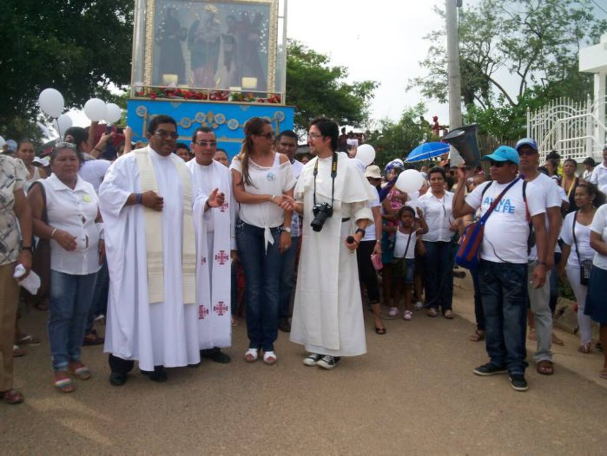 El padre Rafael Castillo, la alcaldesa Fania Cantillo y el sacerdote Manuel Torres Meza, encabezaron la procesión. Atilano Meza Mouthón/ El Universal