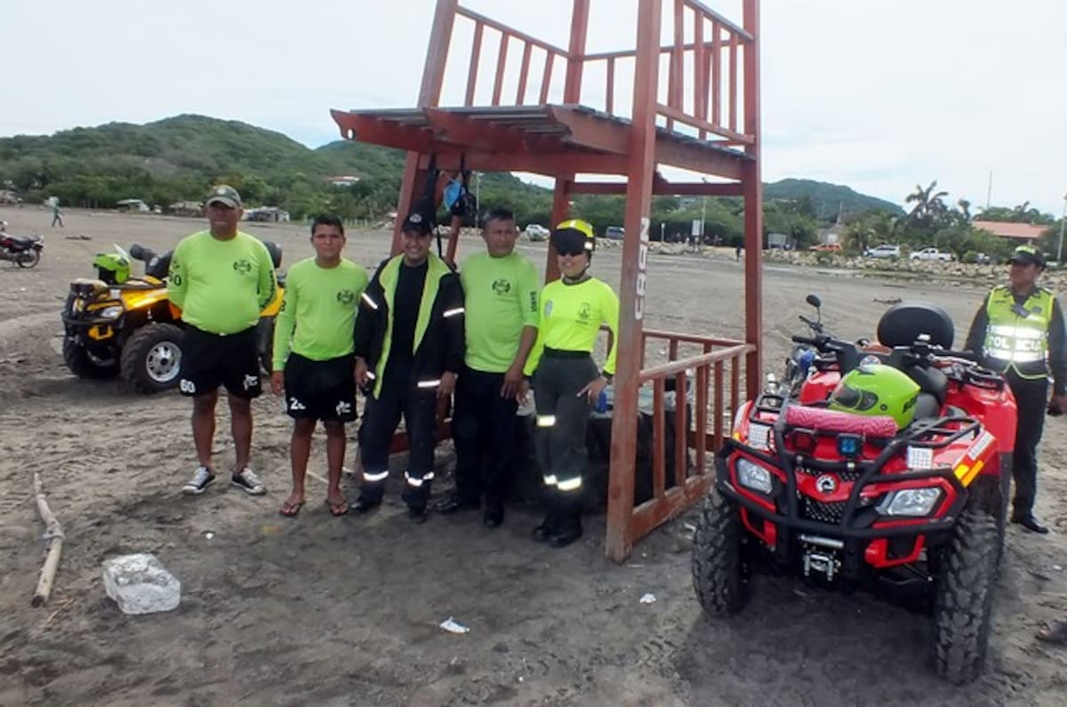Las autoridades supervisan a los bañistas para que disfruten de un agradable día de playa. COLPRENSA