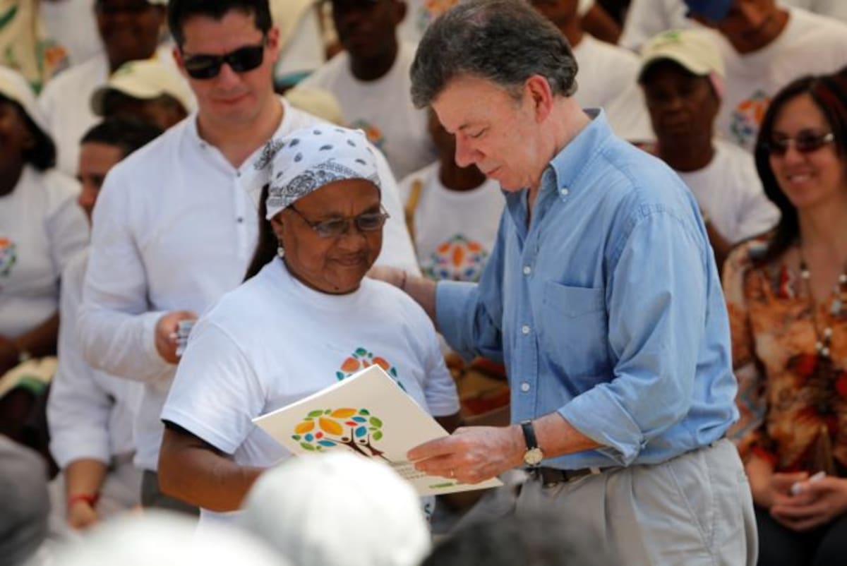 El año pasado, presidente de Juan Manuel Santos, visitó el corregimiento de Mampuján, en donde devolvió las tierras a los campesinos que fueron desplazados por los paramilitares Archivo