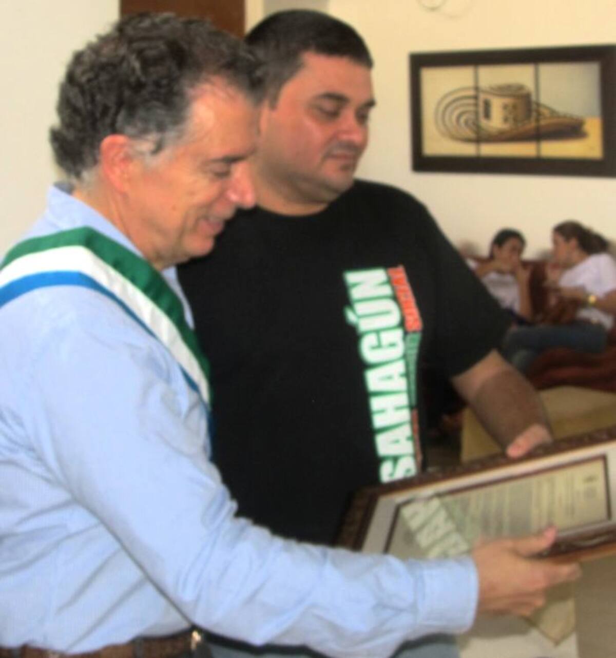 Carlos Elías Hoyos, alcalde de Sahagún, entrega decreto a Germán Bula Escobar. CORTESÍA