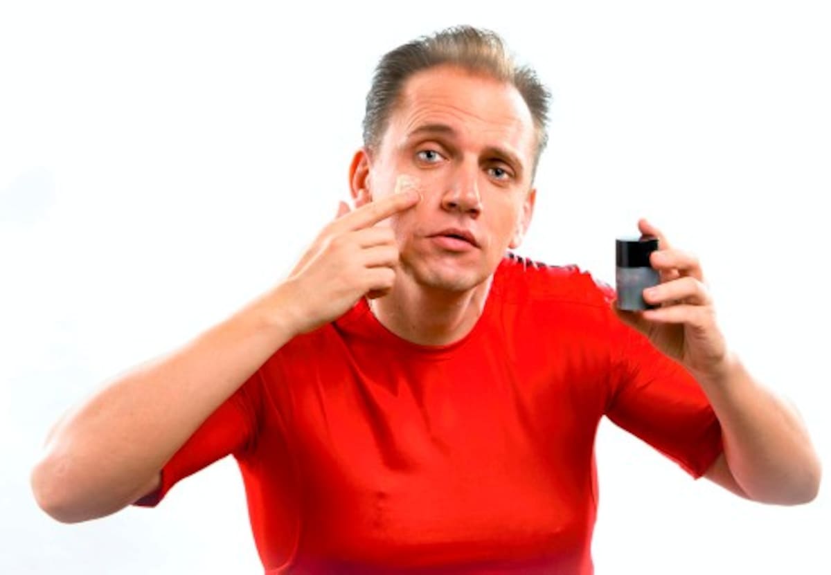 En el mercado hay muchos productos masculinos para el cuidado de su piel con filtros UV e hidratantes que la refrescan y libre de grasa. 123 Royalty Free