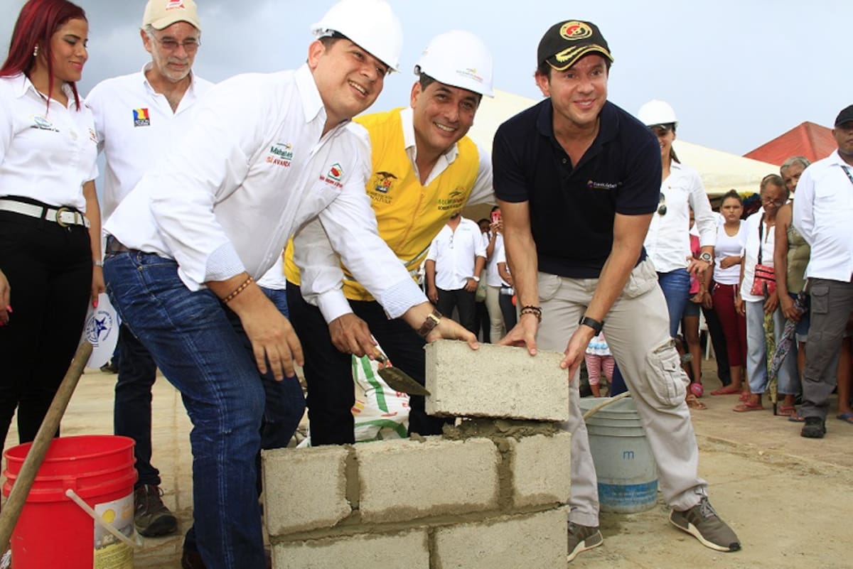 En Mahates, pusieron la primera piedra del hospital Julio Castaño