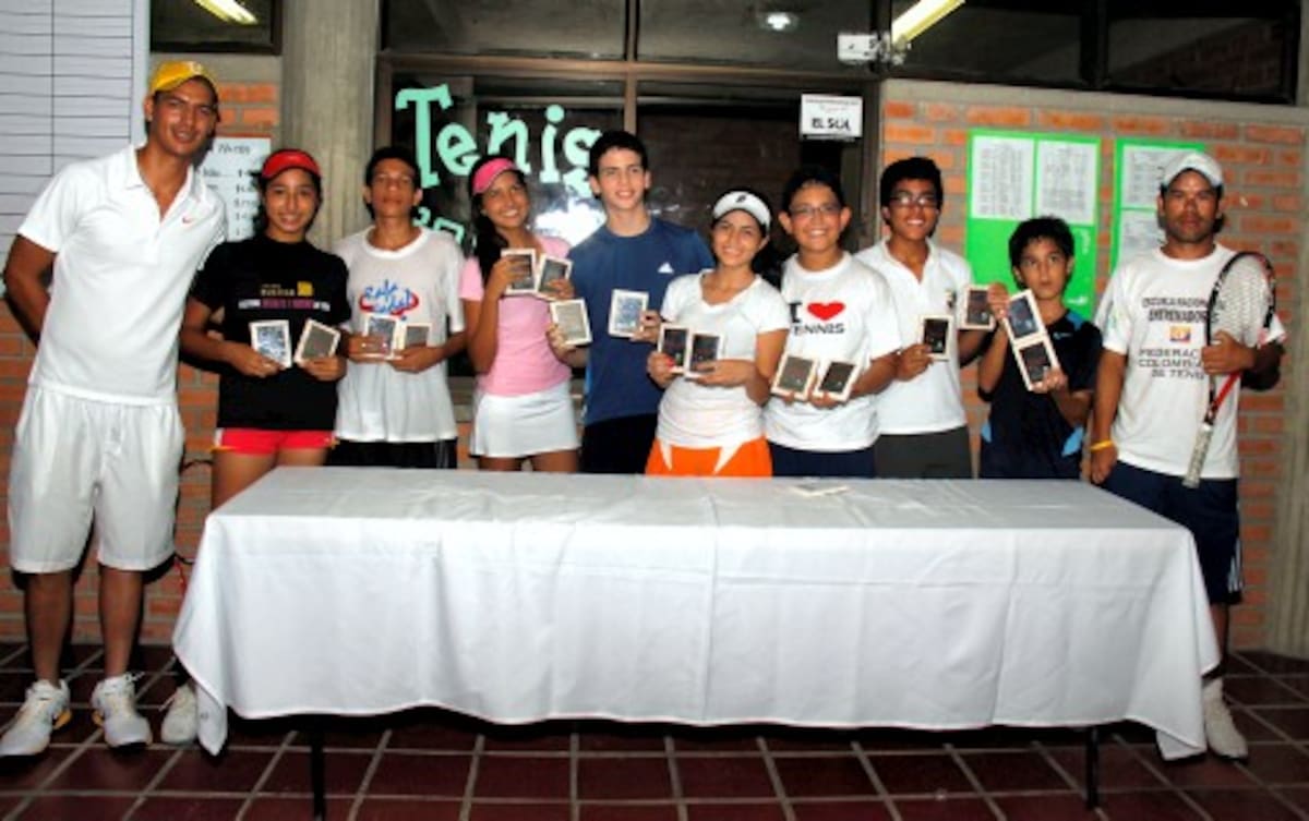 Grupo de tenistas ganadores en los Juegos Intercolegiados Distritales de Cartagena en la disci-plina de tenis de campo. Keilline Giraldo-El Universal