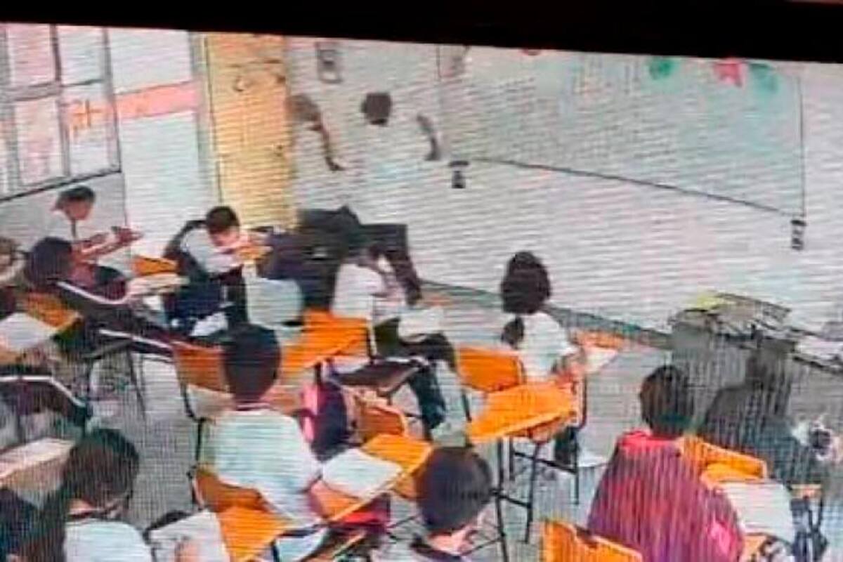 Video: estudiante agrede a su profesora con una navaja por la espalda