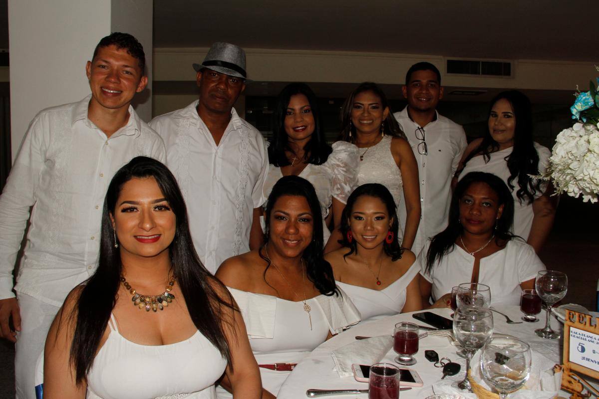 De pie: Luis Fernando Castillo, Édgar Therán, Veronica Maciá, Luz Romero, Dayro Luna y Andrea Castellón; sentadas: Geni López, Margarita Tinoco, Wendy De voz y María Cristina Díaz.