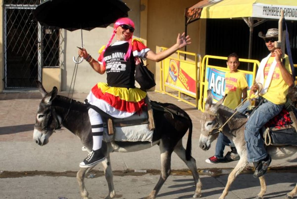 lgunos aprovecharon para disfrazarse y participar en la cabalgata, pero montando en burros. MANUEL SANTIAGO PÉREZ /EL UNIVERSAL/