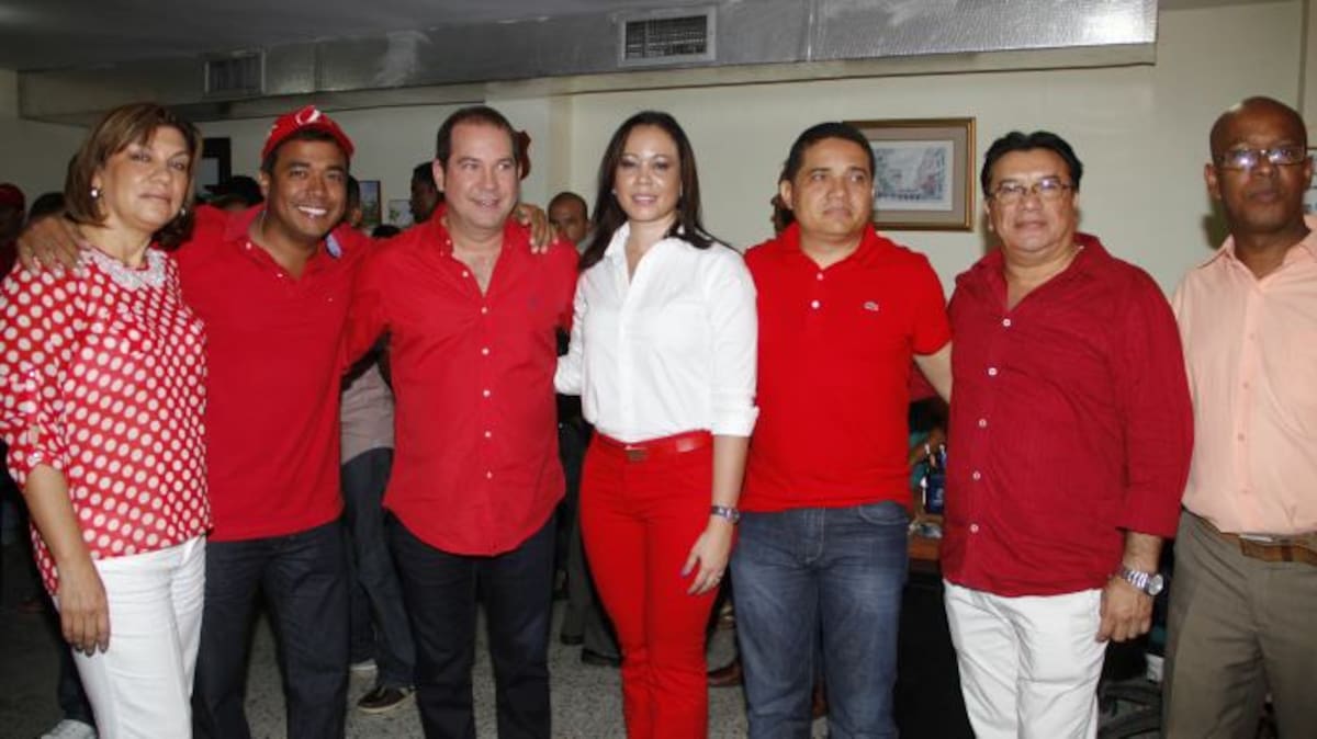 Los candidatos a cámara por el Partido Liberal, Elsy Sampayo, Silvio Carrasquilla, Egla Terán, Jhonny Hernández, Orlando Buelvas y Edgar Arrieta con el senador Lidio García. Óscar Díaz.