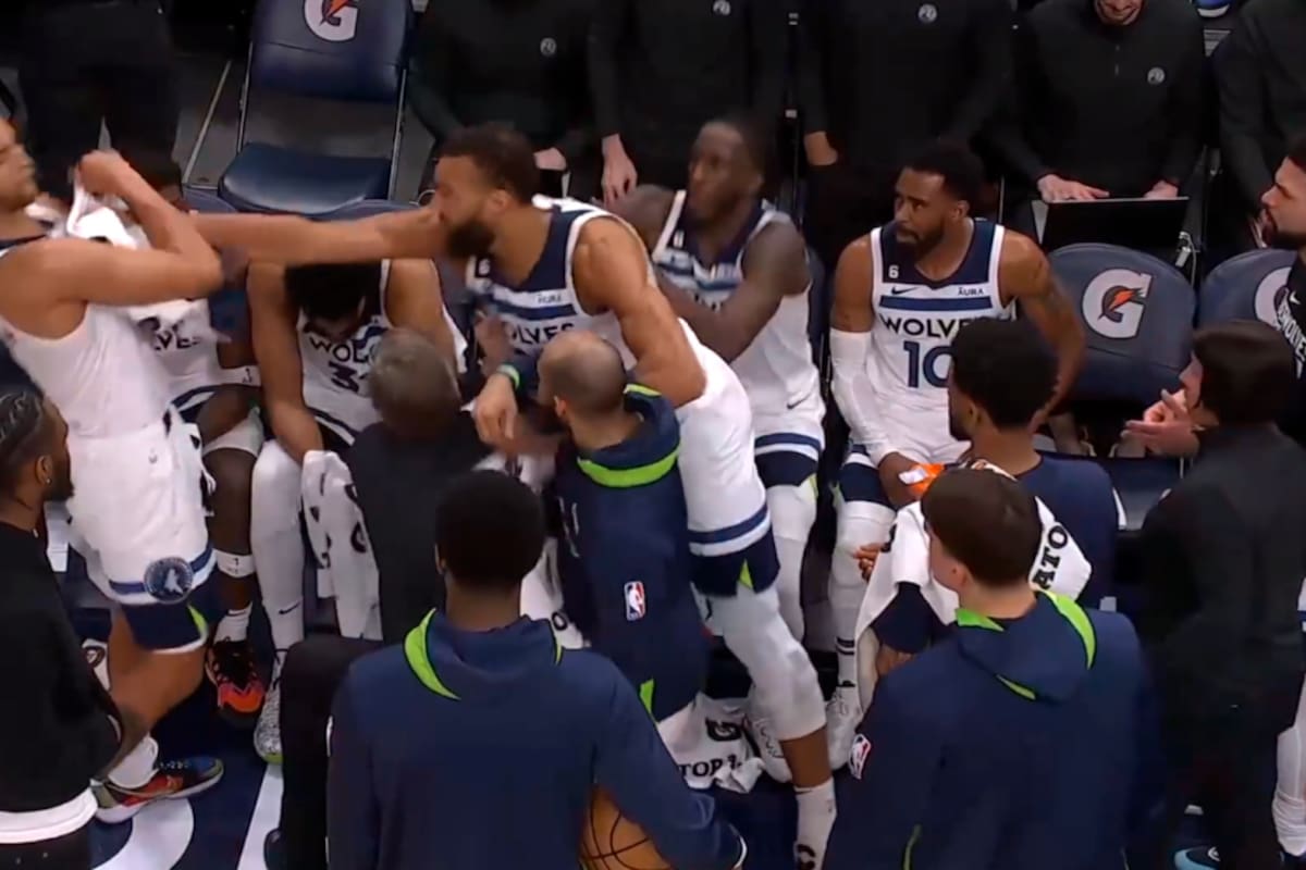 Rudy Gobert le pega a un compañero de la NBA en pleno tiempo muerto