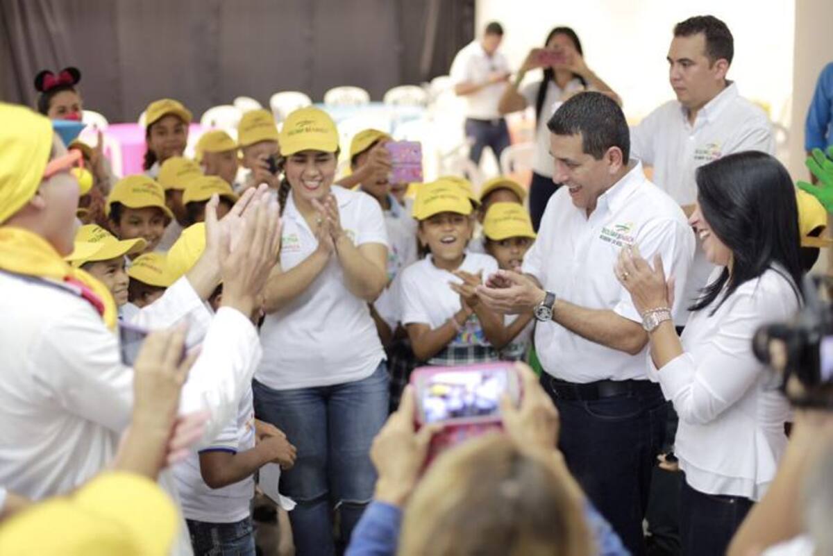 El gobernador de Bolívar, Dumek Turbay en compañia de su esposa Liliana Majana compartió con los niñas y niñas bolivarenses del recorrido en la ciudad de Barranquilla. Cortesía.