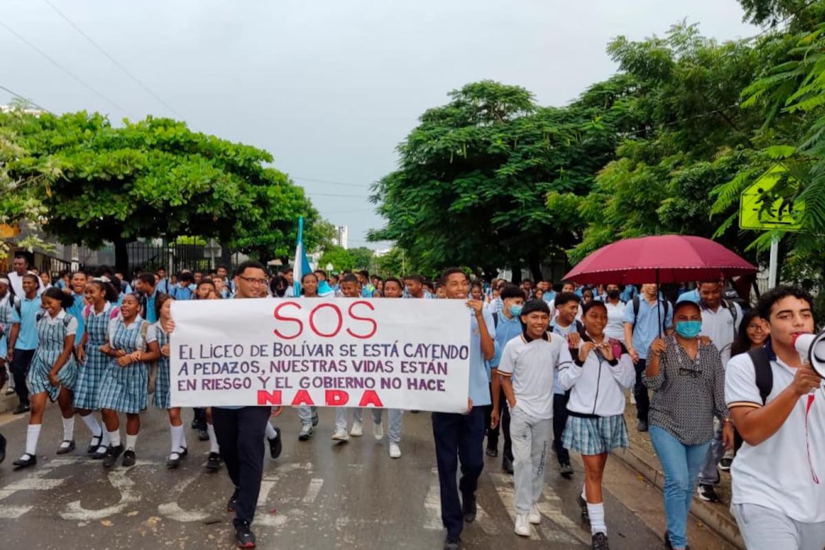 “El techo nos puede caer encima”: estudiantes del Liceo Bolívar protestan