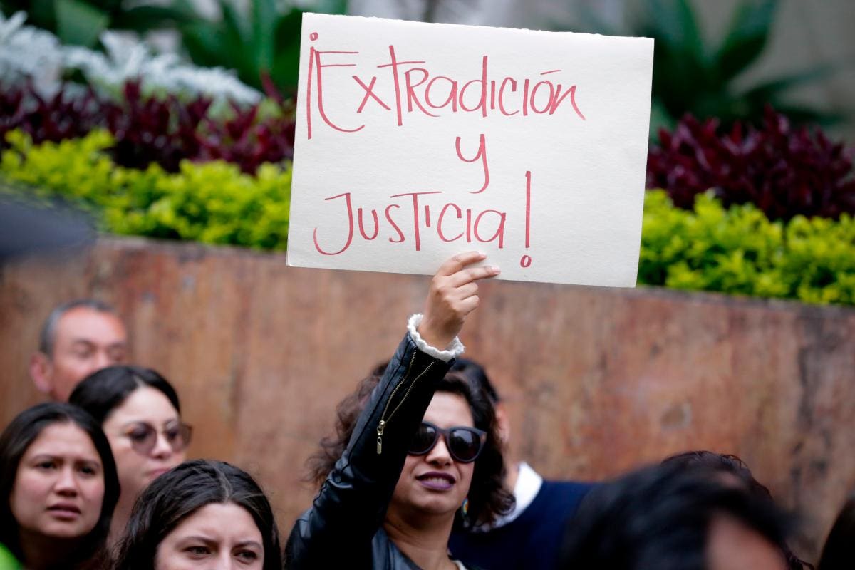 Los manifestantes exhiben pancartas, ondean banderas y carteles en contra y a favor de Uribe. // Colprensa