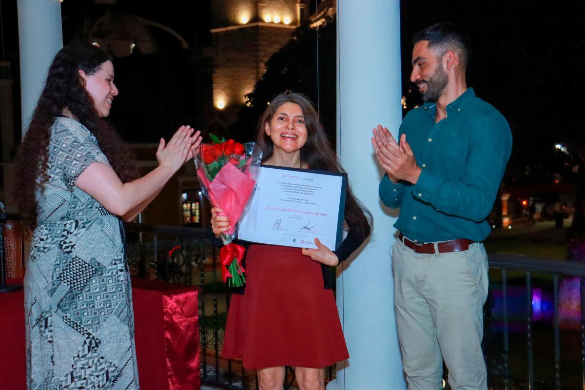Periodista colombiana es galardonada con premio literario en México