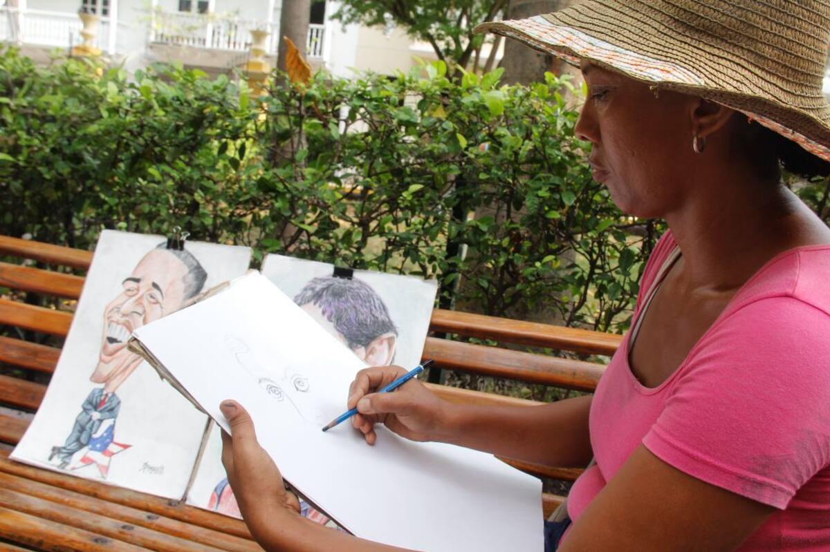 Maribel lleva 13 años en el Parque de Bolívar. Fotos: Kailline Giraldo/ El Universal/
