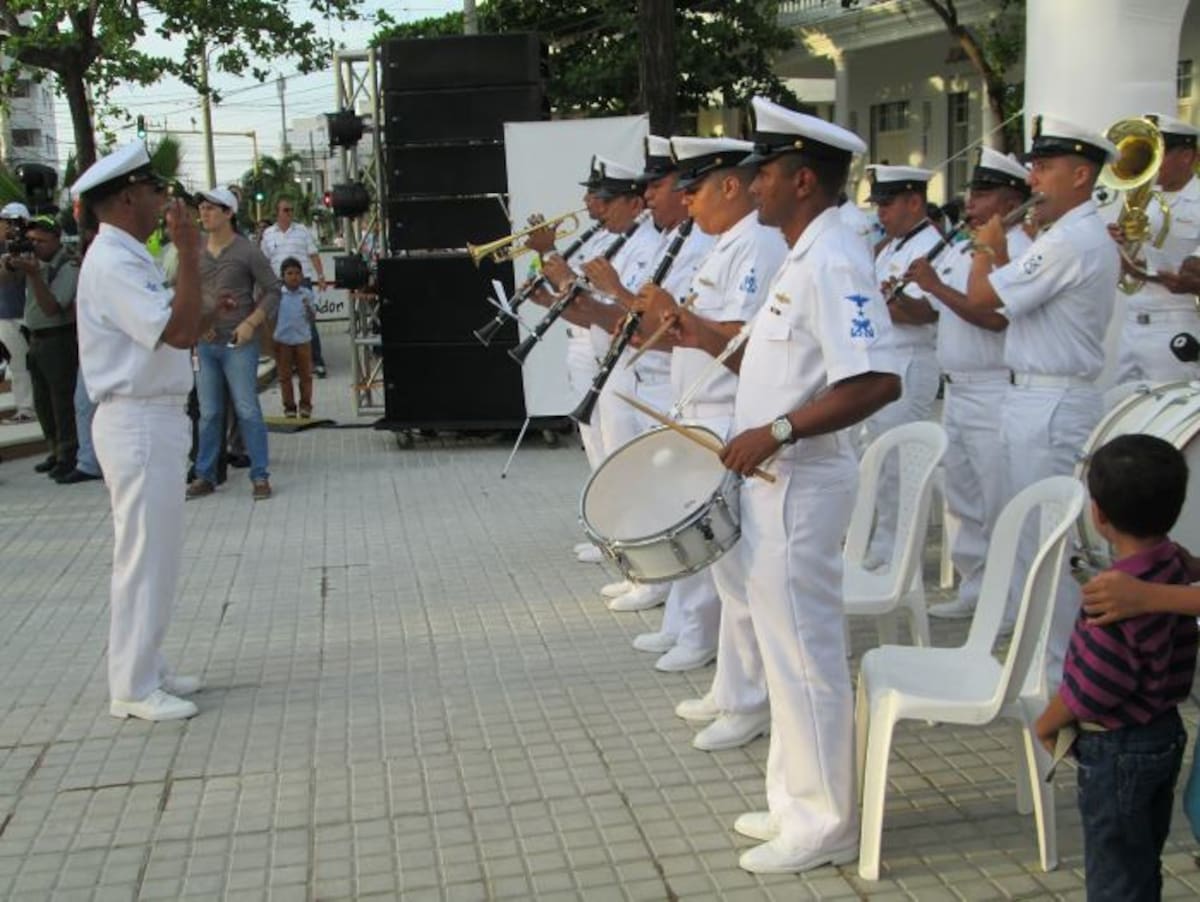 La banda del Escuela Naval de Cadetes interpretó las notas de los himnos de Colombia y de Cartagena. PEDRO TORRES, EL UNIVERSAL