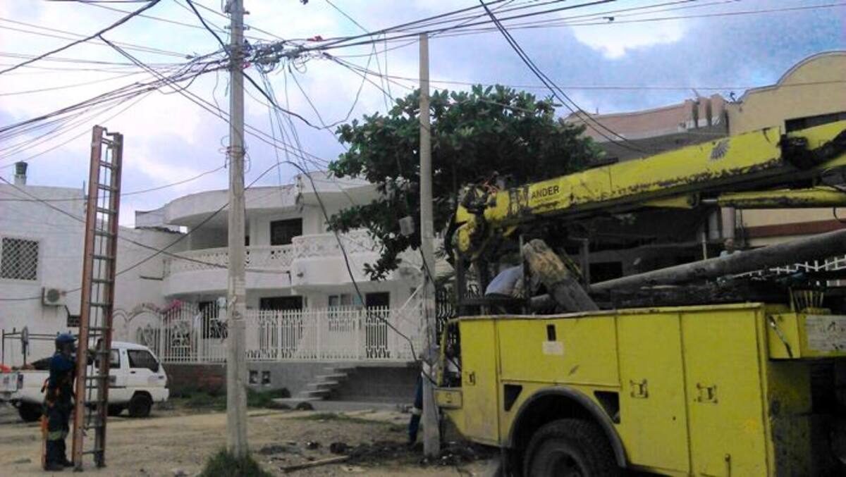 Un equipo de trabajo de Movistar se desplazó al sitio a cambiar el poste en mal estado. CORTESÍA