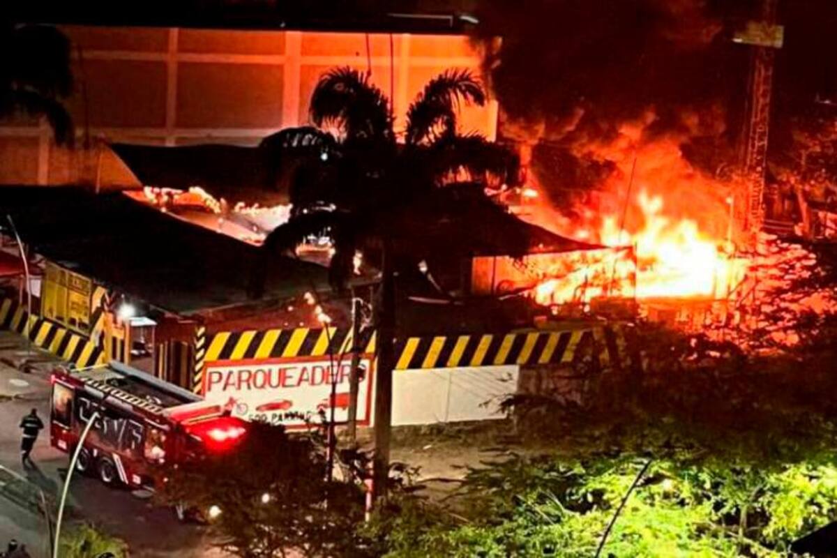 Video: Volador cayó en un parqueadero y se incendian un bus y un camión