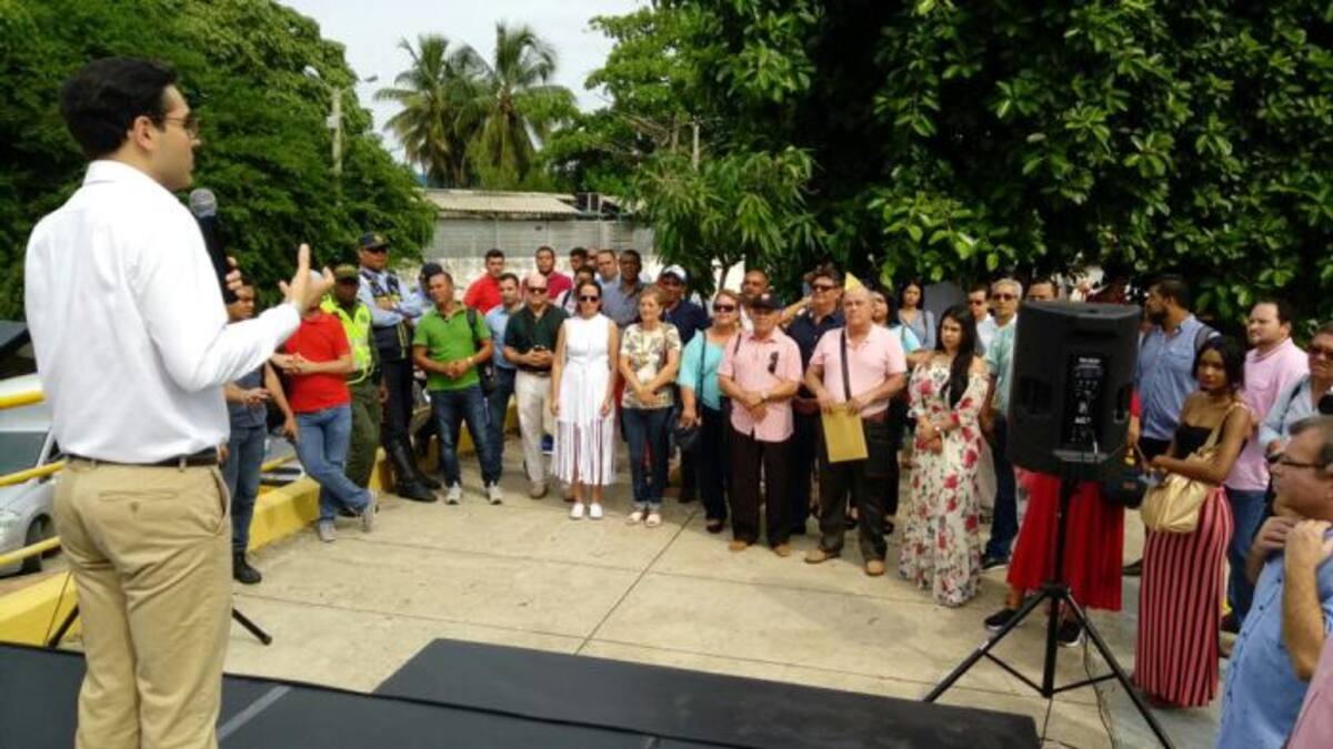 El alcalde (e) Sergio Londoño Zurek celebró con vecinos de Manga la decisión del Tribunal Administrativo de Bolívar. Oscar Díaz - El Universal.