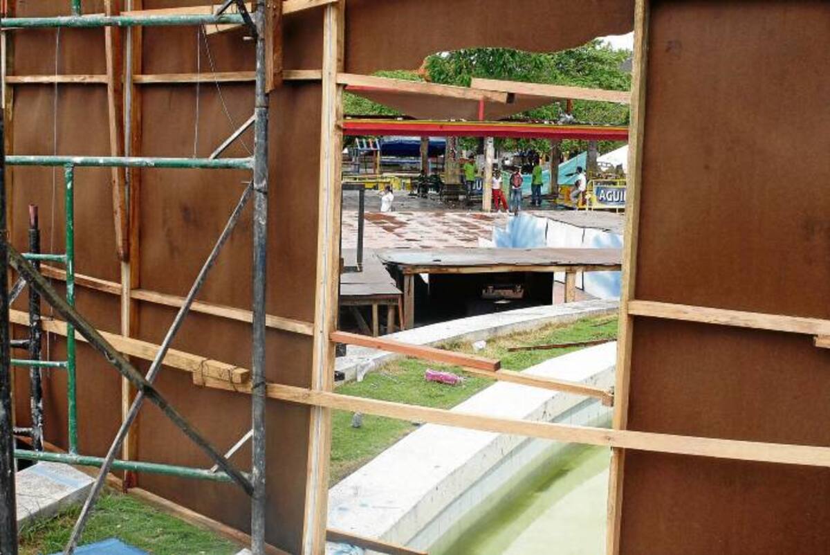 Los antisociales también arremetieron contra el cerramiento del escenario.