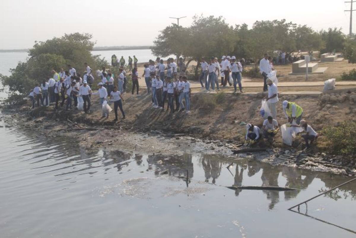 En compañía de operarios de Promoambiental del Caribe (Pacaribe), Policía Ambiental y funcionarios del EPA, los guardas recogieron 15 metros cúbicos de residuos sólidos. Cortesía EPA