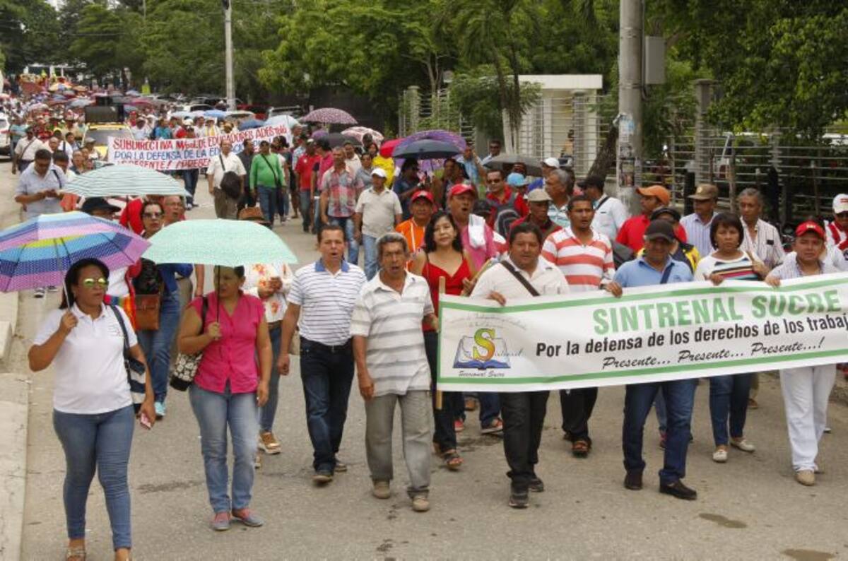 Movilización de los docentes sucreños ayer en Sincelejo. MANUEL SANTIAGO PÉREZ/EL UNIVERSAL.