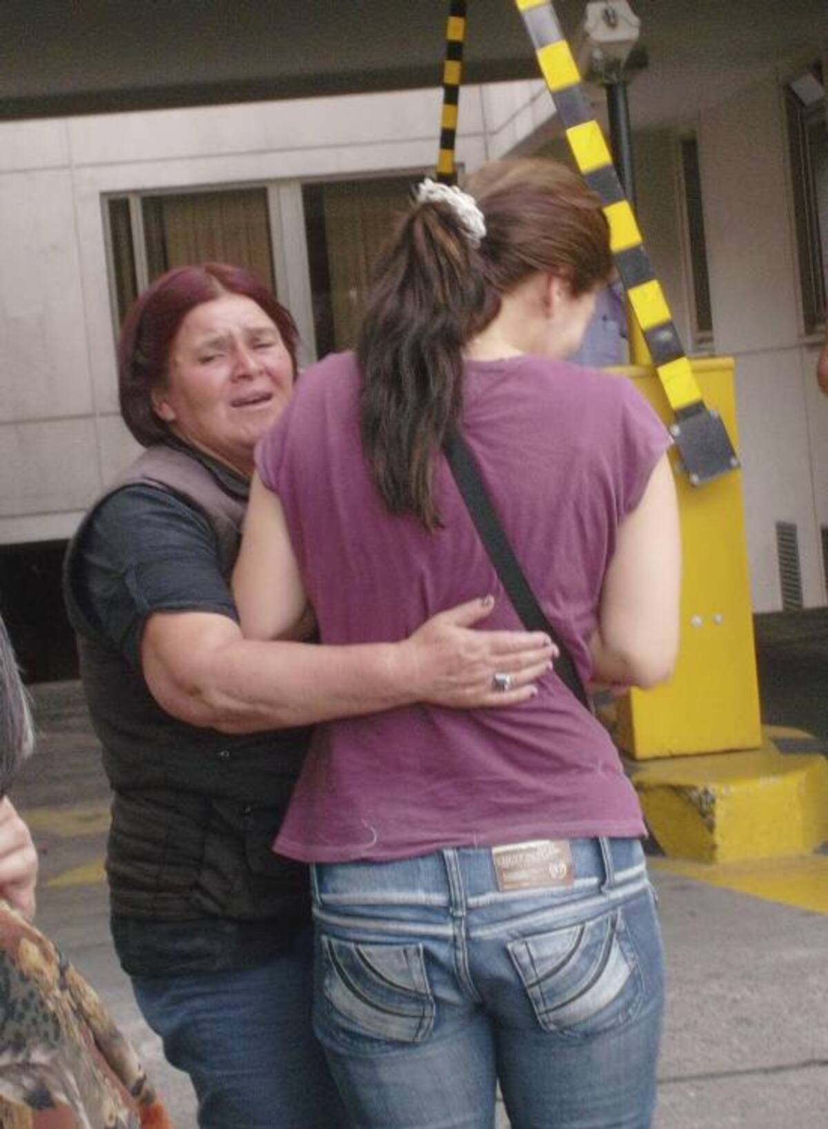 Blanca Stella Martínez, madre de José Ricardo Rodríguez, el conductor y escolta fallecido en el atentado contra Fernando Londoño, junto a su nuera. COLPRENSA