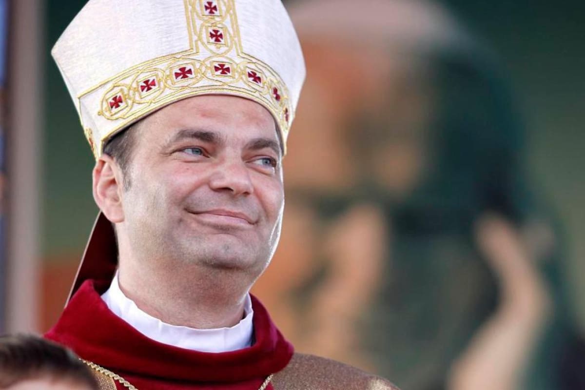 Escándalo en el Vaticano: un obispo renunció por una supuesta orgía gay
